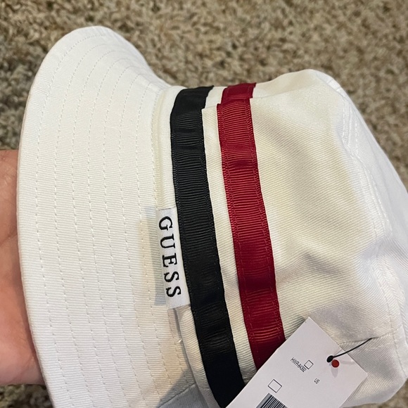 ‼️sold ‼️Guess bucket hat - Picture 3 of 3